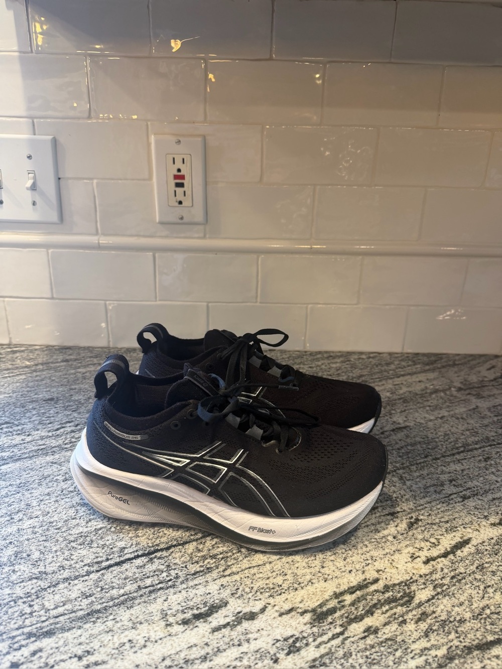 Women’s Asics Nimbus 25 Size 7 Wide